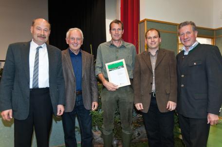 Bild: LR Erich Schwärzler und die Schutzwaldpreisträger 2011 aus der Gemeinde Nüziders
