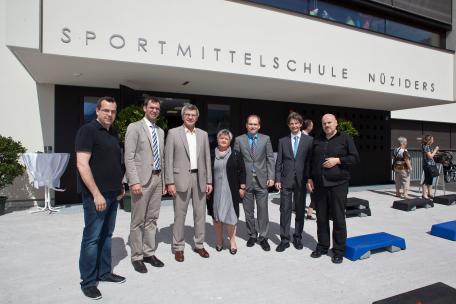Bild: LH Wallner und LR Stemer gratulierten zur offiziellen Eröffnung der generalsanierten Mittel- und Sportmittelschule in Nüziders 