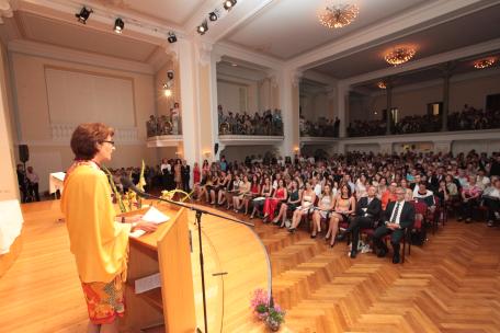 Bild: LR Mennel gratuliert 84 neuen "Bachelor of Education" 
