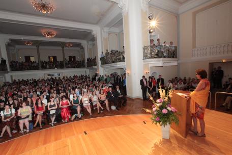 Bild: LR Mennel gratuliert 84 neuen "Bachelor of Education"