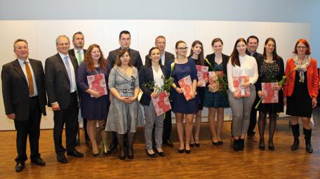Bild: LTP Sonderegger gratuliert Absolventen des Pflege-Kombistudiums 
